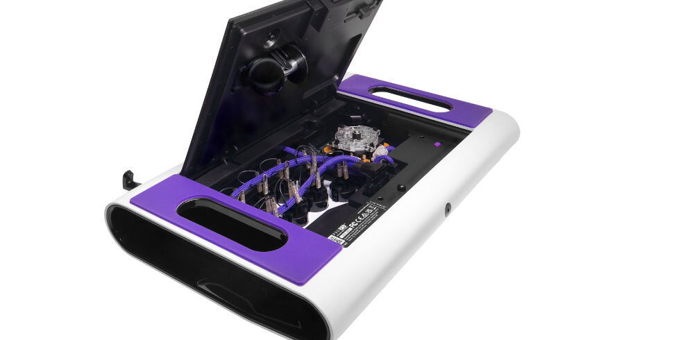 Kontroler PDP Victrix Pro FS Arcade Fight Stick Biały prezentacja wnętrza kontrolera z otwartą pokrywą zintegrowany przełącznik PlayStation 5/4 PC oficjalnie licencjonowany produkt PlayStation