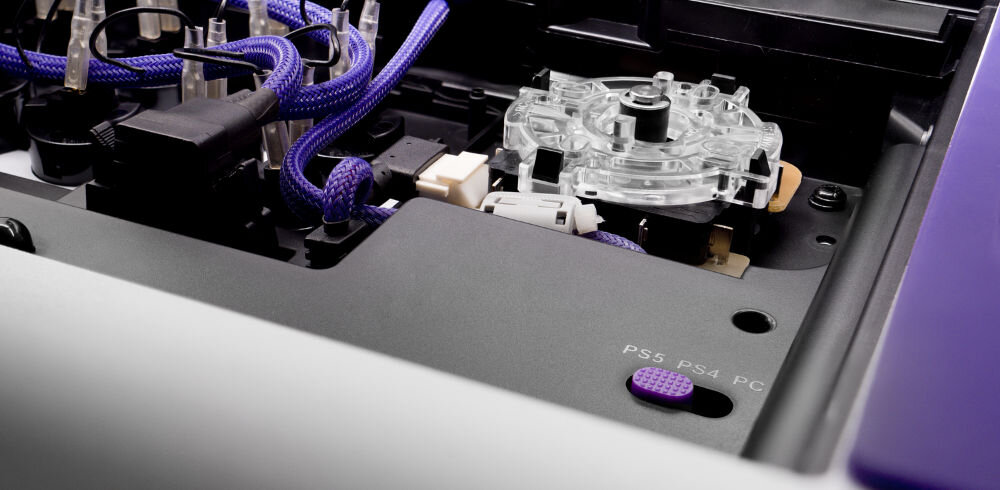 Kontroler PDP Victrix Pro FS Arcade Fight Stick Biały prezentacja wnętrza kontrolera wbudowane uchwyty organizery kabli trwała konstrukcja łatwo otwierany tylny panel modyfikacja sprzętu mobilność swoboda