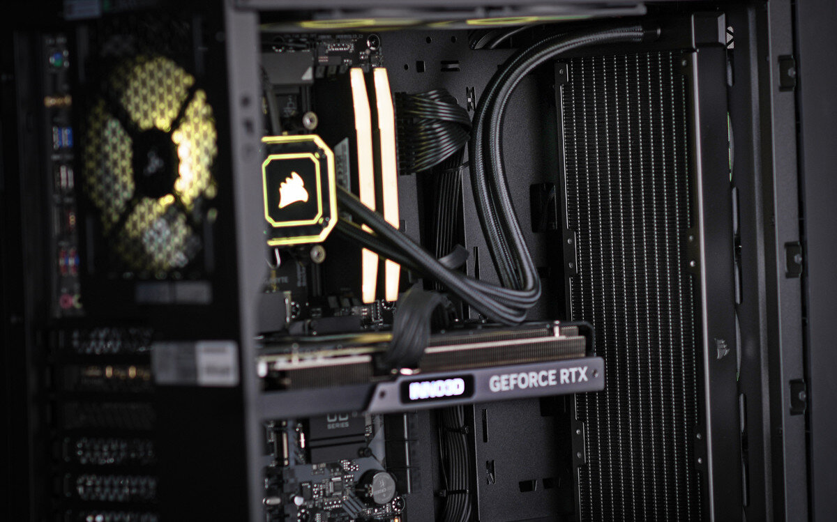 Komputer ACTINA iCUE i7-14700KF 32GB RAM 2TB SSD GeForce RTX4070Ti Windows 11 Home pamięć RAM dysk SSD pojemność responsywność