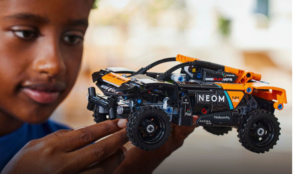 KLOCKI LEGO TECHNIC NEOM MCLAREN EXTREME E RACE CAR 42166 samochód wyścigi replika teren kierowca budowa ekstremalne przygody