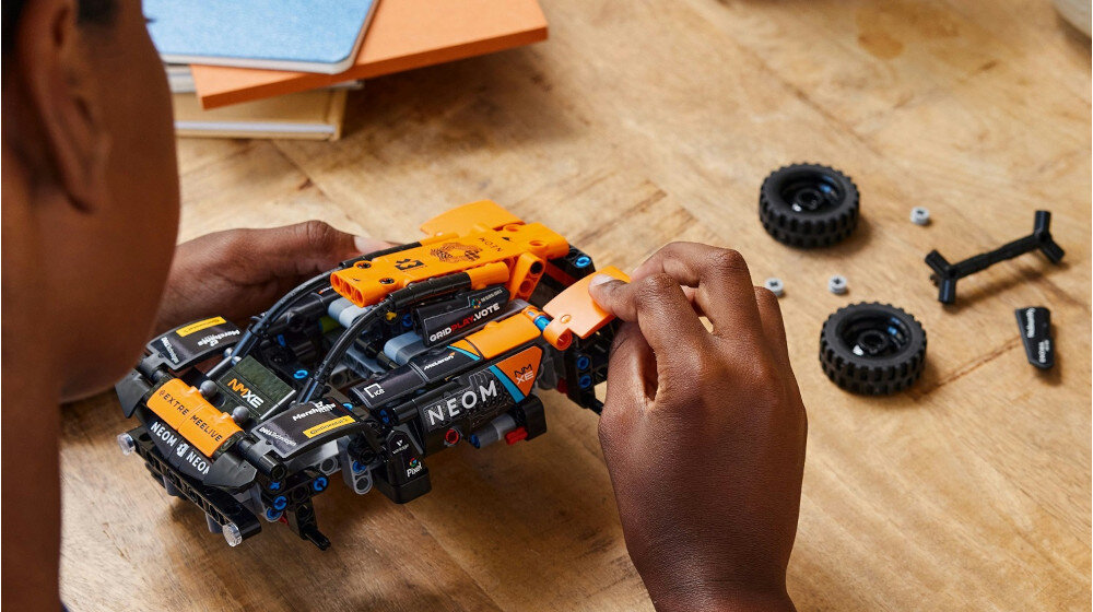KLOCKI LEGO TECHNIC NEOM MCLAREN EXTREME E RACE CAR 42166 kolory logo realistyczne detale dla fanów wyścigi