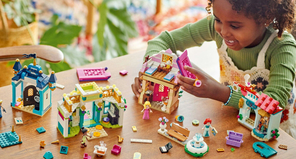 KLOCKI LEGO DISNEY PRINCESS PRZYGODA KSIĘŻNICZKI DISNEYA NA TARGU 43246 model akcesoria