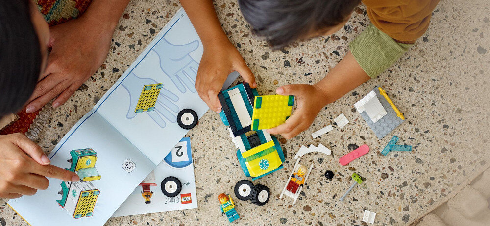KLOCKI LEGO CITY KARETKA I SNOWBOARDZISTA 60403 rozwój