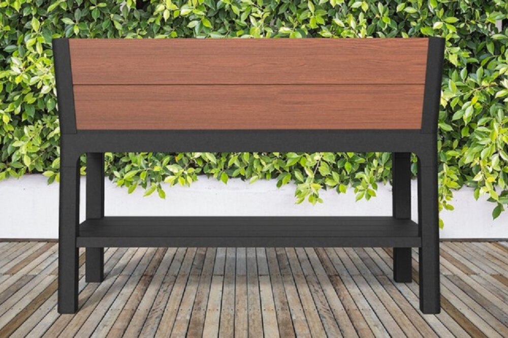 Donica KETER Elevated Garden Bed Pro 255161 110L Brązowy donica na tle roślin ustawiona na drewnianej podłodze wygodna uprawa roślin pielęgnacja roślin komfortowa pielęgnacja kwiatów ziół i warzyw