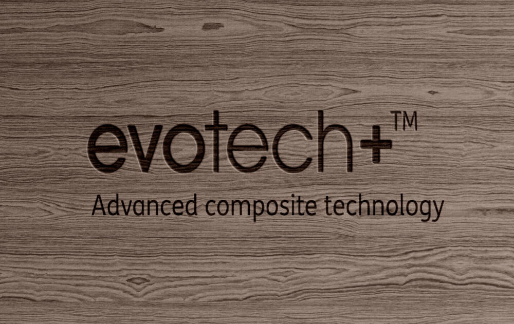Na tle o fakturze drewna widoczny jest napis \'evotech+ Advanced composite technology\'.