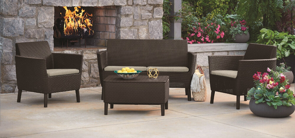 Meble ogrodowe KETER SALEMO SET Brązowy zestaw na tarasie w tle kominek na stoliku naczynie z owocami odpoczynek relaks na świeżym powietrzu komfortowy wypoczynek zestaw mebli