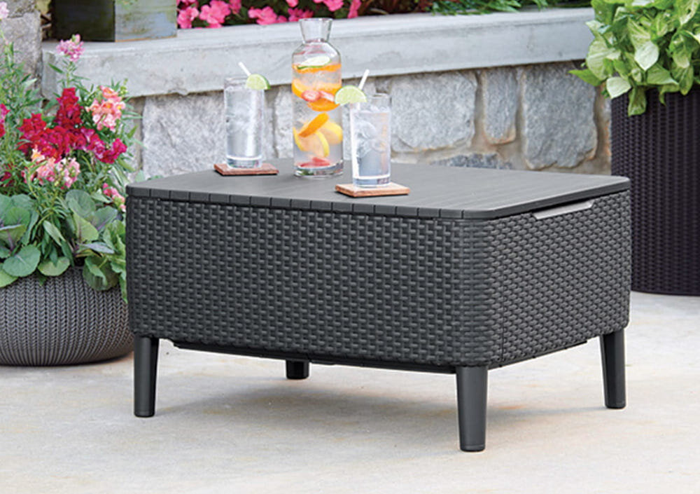 Meble ogrodowe KETER SALEMO SET Brązowy stolik na tarasie obok dwa fotele z dodatkowymi poduszkami na stoliku filiżanki i przekąski stolik kawowy o wymiarach 76 x 56 x 42 cm blat odporny na zarysowania, wysoką temperaturę i wilgoć powierzchnia łatwa w czyszczeniu