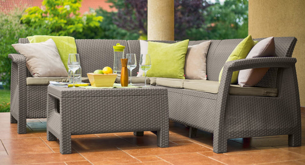 Zestaw mebli ogrodowych KETER Corfu II Relax Brown 258949 zestaw na tarasie w tle rośliny system montażu JUST CLICK AND GO montaż na zatrzaski nie wymaga użycia dodatkowych narzędzi intuicyjny system łączenia bezproblemowy montaż