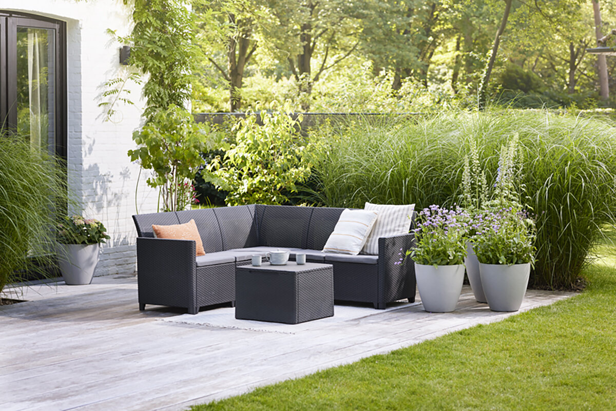 Zestaw mebli ogrodowych KETER Marie Corner 5 256703 Grafitowy, ogród, wypoczynek, grafit, wygodny, Szary narożnik rattanowy z poduszkami na tarasie.