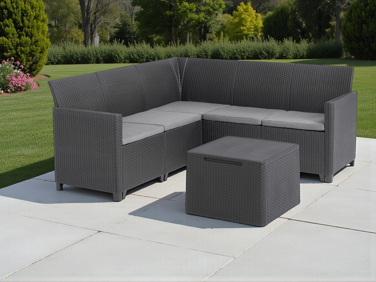 Zestaw mebli ogrodowych KETER Marie Corner 5 256703 Grafitowy, 5 miejsc, sofa, poduszki, nośność, Narożnik wiklinowy szary z pufem na trawie.