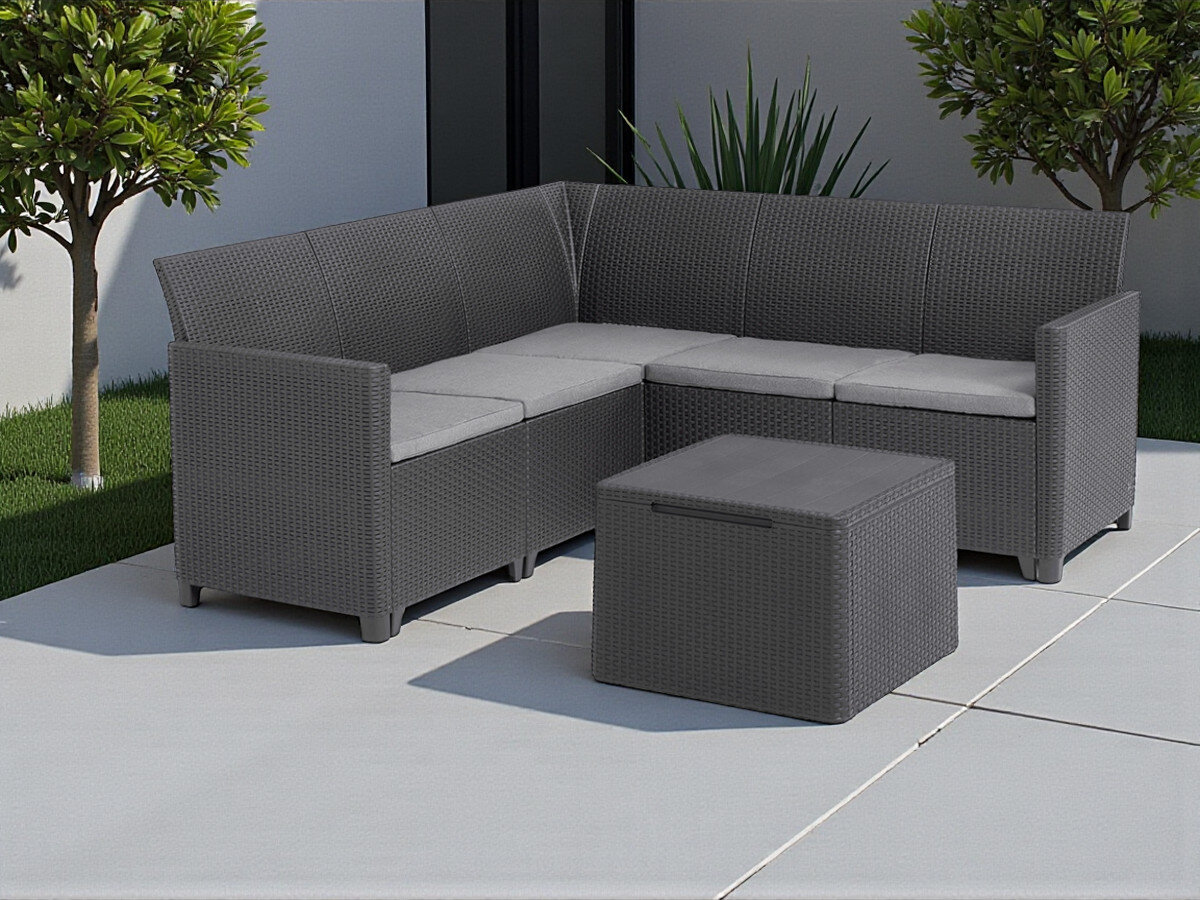 Zestaw mebli ogrodowych KETER Marie Corner 5 256703 Grafitowy, stolik, schowek, blat, napoje, Szary L-sofa rattanowa z pufem przy drzewach.