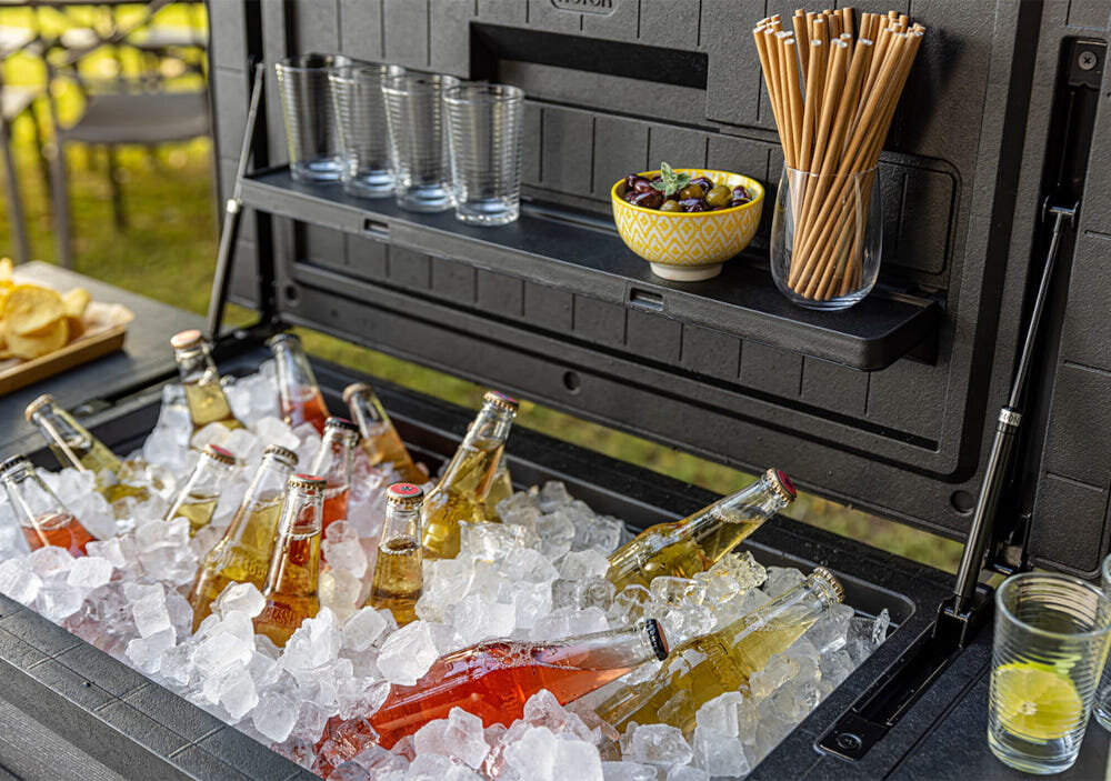 Barek ogrodowy KETER PATIO COOLER & BEVERAGE 255187 bliżenie na wnętrze barku barek wypełniony kostkami lodu i butelkami duża pojemność pomieści butelki i puszki o wadze do 90 kg kostki lodu utrzymanie niskiej temperatury przez długi czas konstrukcja ogranicza nagrzewanie się wnętrza nadmiar wody można łatwo spuścić przez odpływ
