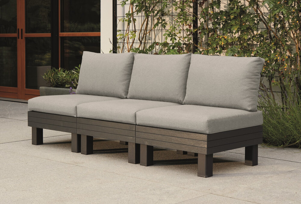 Sofa ogrodowa KETER 3 Elements 257364 Grafitowy sofa na tarasie w tle dom i rośliny elastyczne wyposażenie ogrodu relaks spotkania z rodziną znajomymi modułowa forma