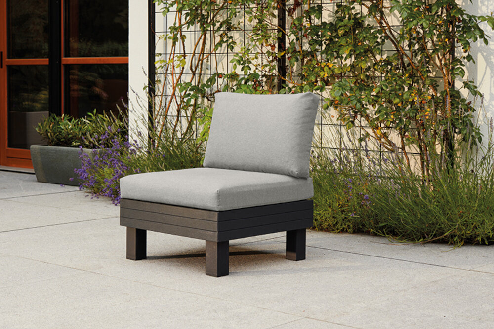 Sofa ogrodowa KETER 1 Elements 257366 Grafitowy sofa na tarasie w tle dom i rośliny elastyczne wyposażenie ogrodu relaks spotkania z rodziną znajomymi modułowa forma