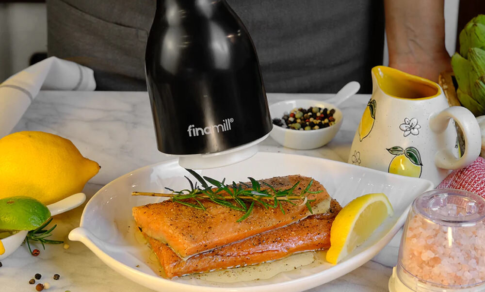 Młynek do przypraw FINAMILL Battery Czarny dioda LED Wymienne pojemniki latwa obsluga szeroki otwór