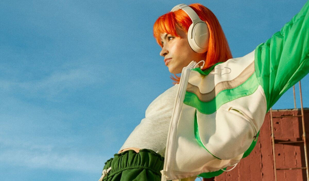 Słuchawki nauszne BOSE QuietComfort ANC tryby Quiet Aware Wind Block, osoba z założonymi słuchawkami nausznymi