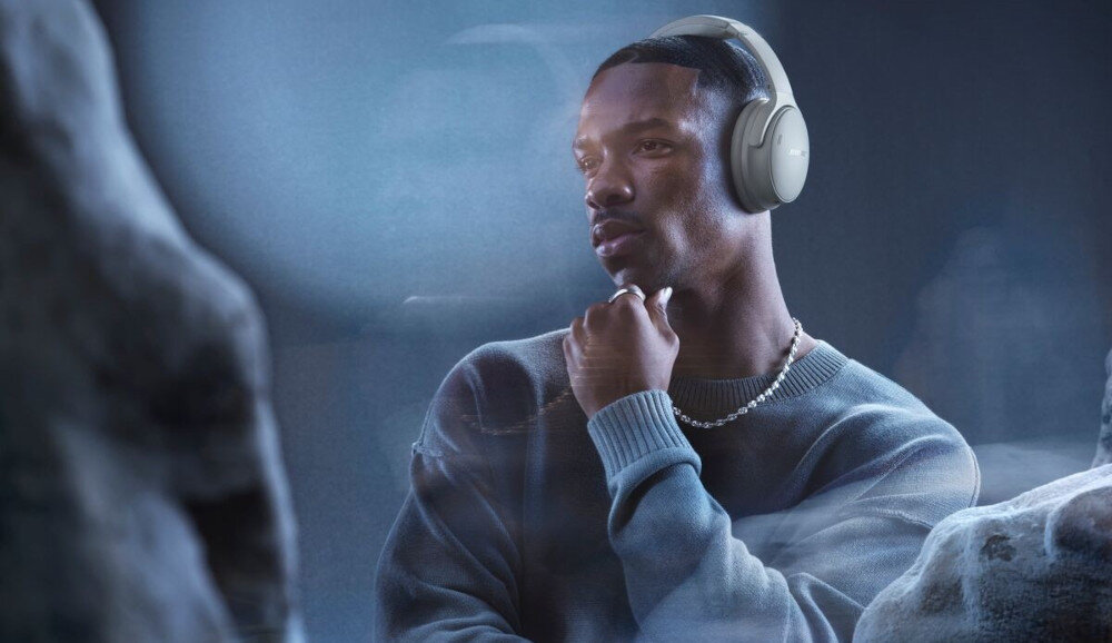 Słuchawki nauszne BOSE QuietComfort ANC czas pracy szybkie ładowanie USB-C, osoba z założonymi słuchawkami nausznymi