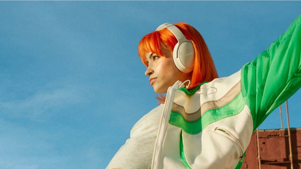 Słuchawki nauszne BOSE QuietComfort ANC Bose SimpleSync łączenie urządzeń, osoba z założonymi słuchawkami nausznymi