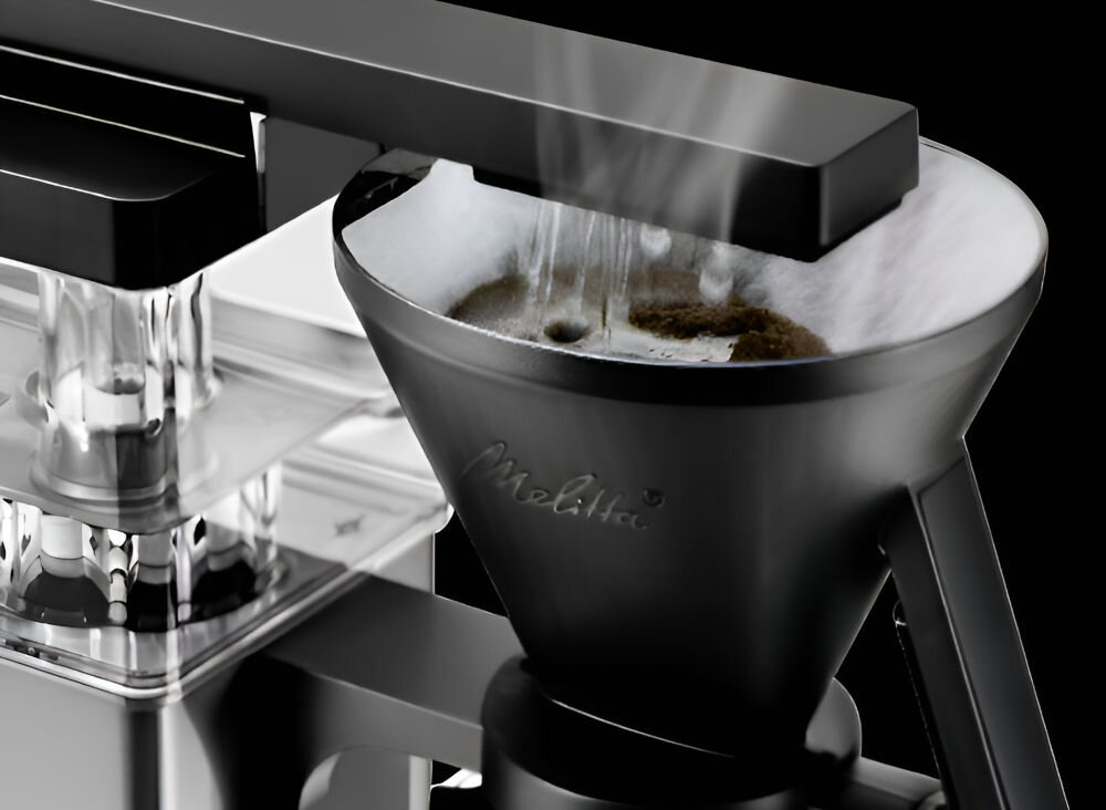 Ekspres MELITTA One 1031-02 Czarny wydajna grzałka doskonały balans między czasem kontaktu kawy z wodą zapobieganie gorzkiemu posmakowi dziewięciootworowy wylot wody równomierne rozprowadzenie goracej wody na całej powierzchni filtra pełny zharmonizowany smak kawy 