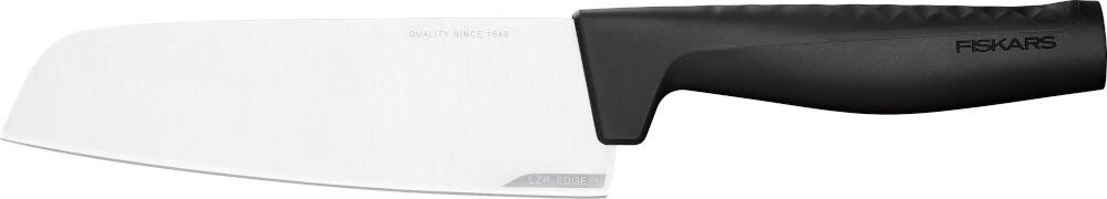 Nóż FISKARS Hard Edge 1051761 białe tło nóż srebrne ostrze czarna rączka LZR-EDGE nanoszenie metalowo-karbamidowych cząsteczek wyjątkowa ostrość czterokrotnie dłużej w testach CATRA twardość ostrza wynosi 52 HRC optymalna wydajność cięcia FISKARS Roll-Sharp stalowa ostrzałka pod kątem 30° ± 4°