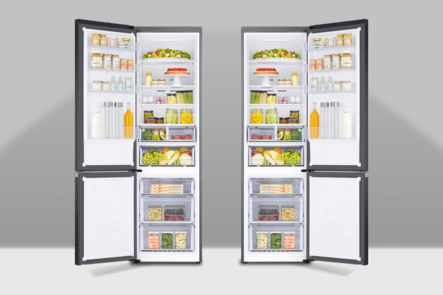 Dwie otwarte lodówki z widocznymi półkami wypełnionymi różnorodnymi produktami spożywczymi, takimi jak owoce, warzywa, napoje i słoiki. Lodówki mają ciemne obudowy i jasne wnętrza.