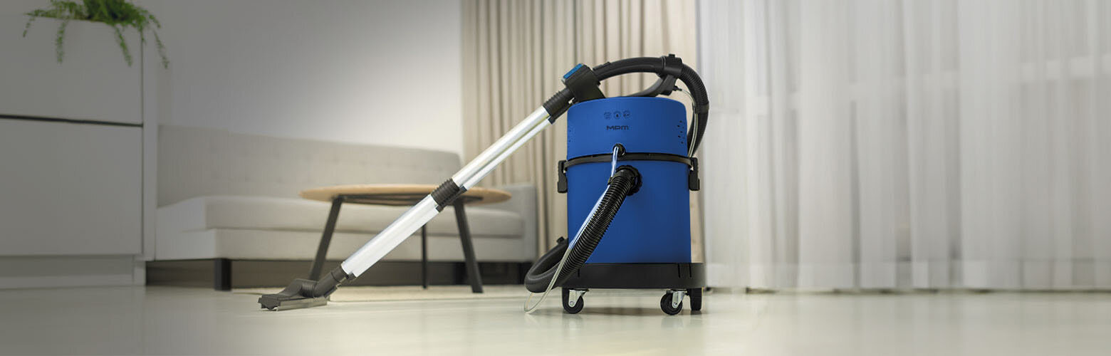 Odkurzacz piorący na podłodze w pokoju.