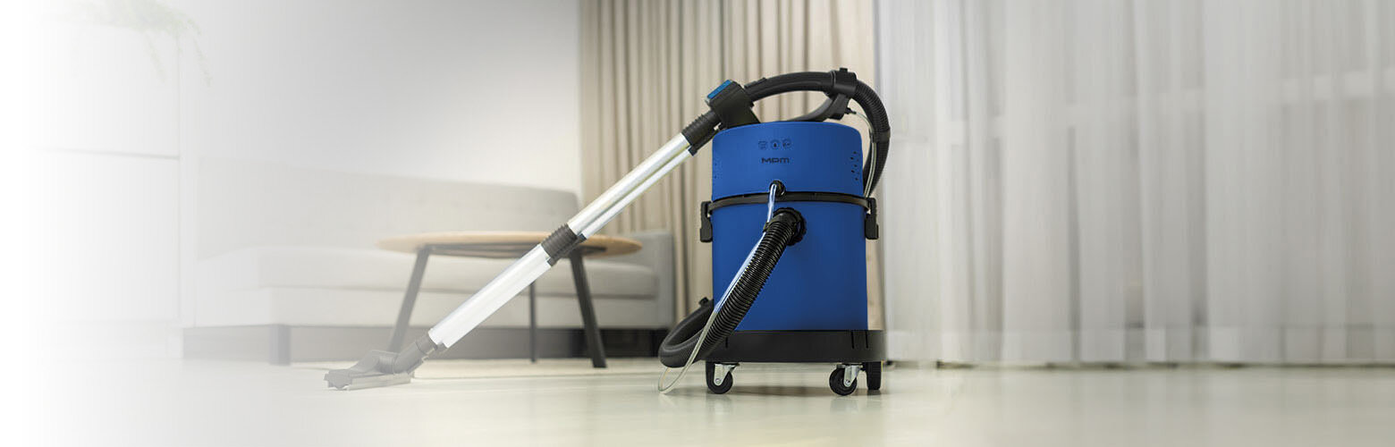 Odkurzacz piorący MOD-48 na podłodze w pokoju.