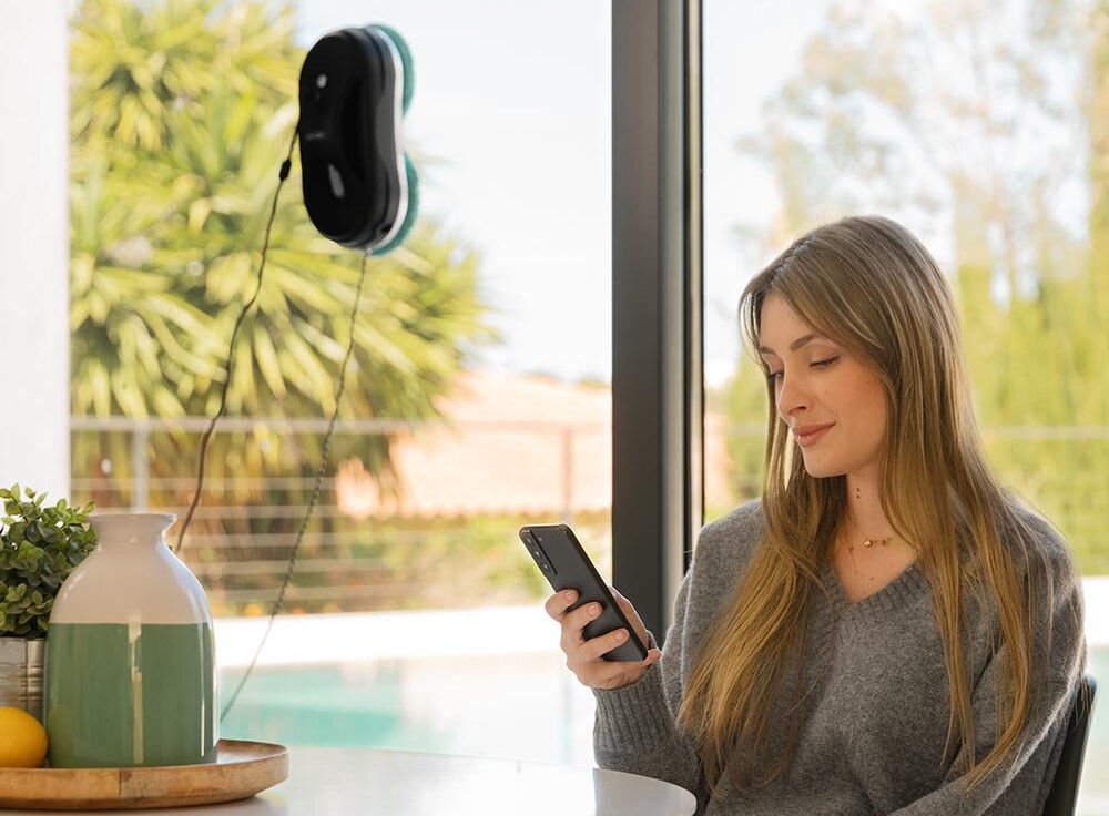 Robot do mycia okien CECOTEC Conga WinDroid 890 SprayWater Smart Connected sterowanie zaledwie jednym dotknięciem funkcja automatycznego czyszczenia idealnie czyste okna dostosowanie procesu czyszczenia aplikacja mobilna Android IOS personalizacja ustwień spryskuje czyści osusza
