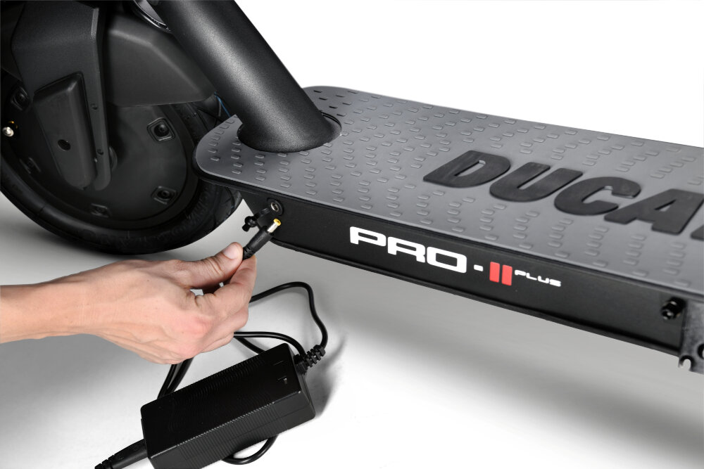 Hulajnoga elektryczna DUCATI Scrambler City Cross-e w zestawie zestaw narzędzi ładowarka adapter do pompowania instrukcja obsługi w języku polskim karta gwarancyjna