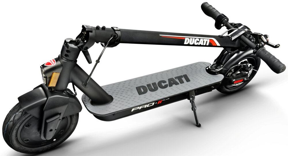 Hulajnoga elektryczna DUCATI Scrambler City Cross-e prosty system składania zajmuje niewiele miejsca składana stopka wytrzymała nóżka zamontowana w centralnym punkcie ciężkości