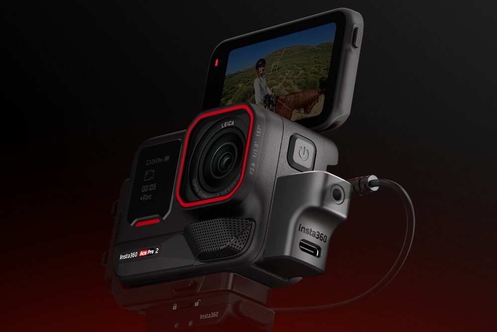 Insta360 Ace Ace Pro Mic Adapter wpięty do kamery