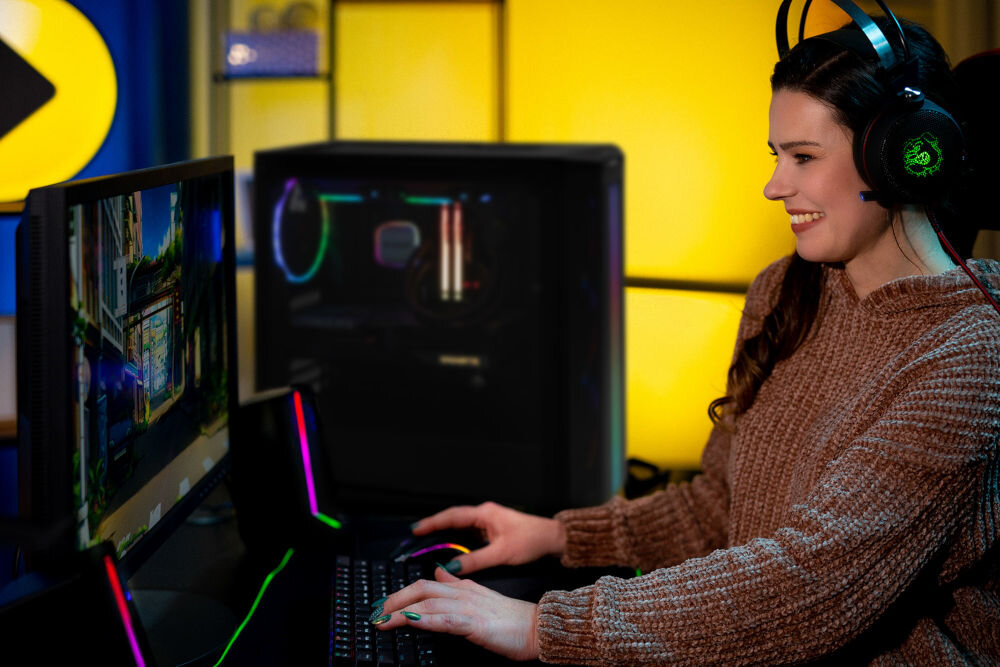 Komputer MAD DOG BQ500FX-A03DR R7-7800X3D 32GB RAM 2TB SSD GeForce RTX4070 CS2 Reflex Edition przeznaczenie cechy zalety opis testy