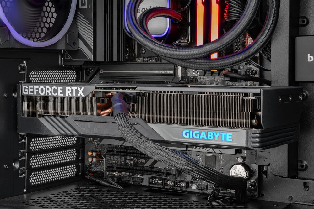 Komputer MAD DOG BQ500FX-A03DR R7-7800X3D 32GB RAM 2TB SSD GeForce RTX4070 CS2 Reflex Edition karta graficzna jakość grafika architektura VRAM Raytracing