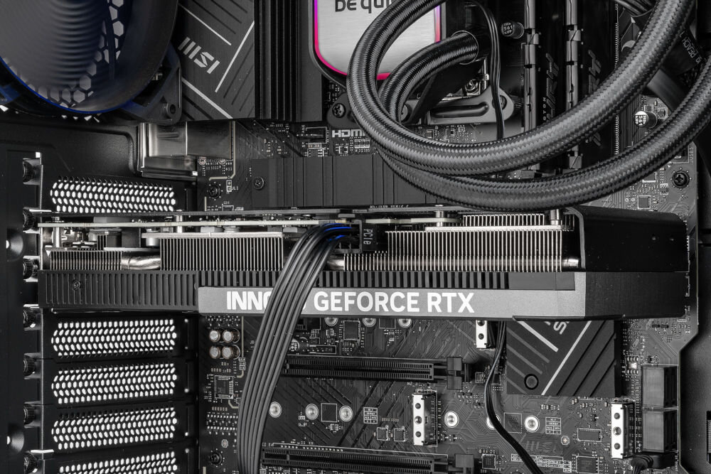 Komputer MAD DOG GeForce RTX4070 CS2 Reflex Edition BQ500-I04DB i5-14600KF 32GB RAM 2TB SSD karta graficzna jakość grafika architektura VRAM Raytracing