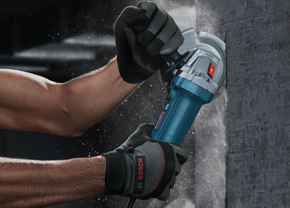 Szlifierka kątowa BOSCH Professional GWS 9-125S + tarcza X-Lock rekojesc pomocnicza optymalne prowadzenie narzedzia zwiekszenie sily nacisku na obrabiany material lepsze manewrowanie wieksza precyzja