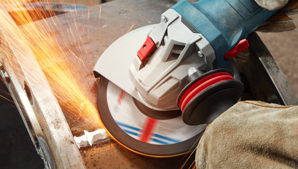 Szlifierka kątowa BOSCH Professional GWS 9-125S + tarcza X-Lock oslona regulowana beznarzedziowo ochrona przed iskrzeniem kontrola emisji pylu blokada wlacznika