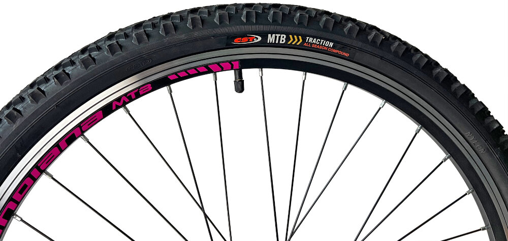 Rower górski MTB INDIANA X-Pulser 1.6 D17 26 cali damski Czarno-różowy ola rozmiar 26 cali latwiej pokonac przeszkody wiekszy kontakt kola z podlozem szerokie opony marki CST gleboki bieznik dobra przyczepnosc regularne sprawdzanie cisnienia powietrza wartosc na bocznej czesci opony