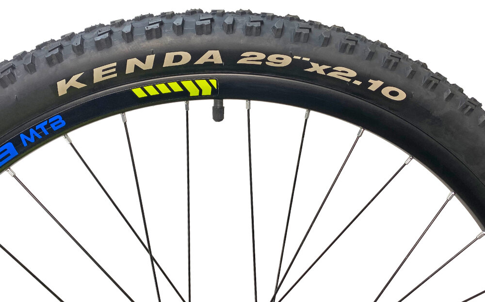 Rower górski MTB INDIANA X-Pulser 1.9 M21 29 cali męski Niebiesko-żółty kola rozmiar 29 cala latwe pokonywanie przeszkod wiekszy kontakt kola z podlozem szerokie opony marki KENDA gleboki bieznik dobra przyczepnosc regularne sprawdzanie cisnienia powietrza wartosc na bocznej czesci opony