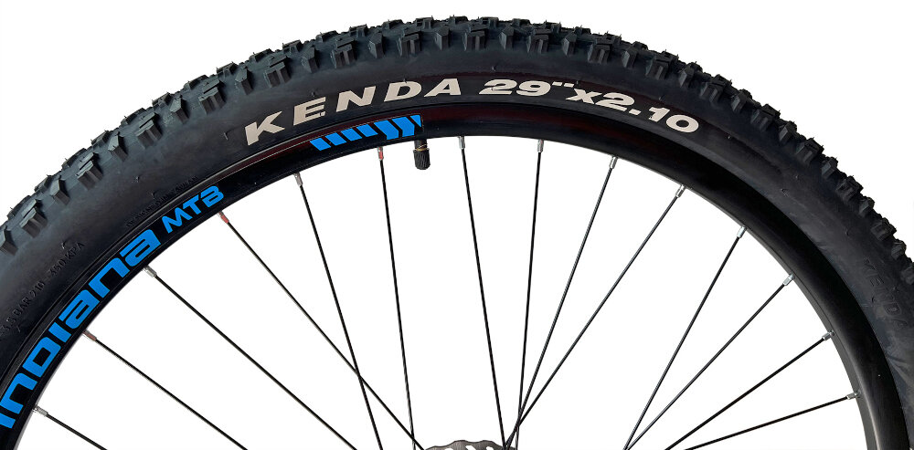 Rower górski MTB INDIANA X-Pulser 1.9 M17 29 cali męski Czarno-niebieski kola rozmiar 29 cala latwe pokonywanie przeszkod wiekszy kontakt kola z podlozem szerokie opony marki KENDA gleboki bieznik dobra przyczepnosc regularne sprawdzanie cisnienia powietrza wartosc na bocznej czesci opony