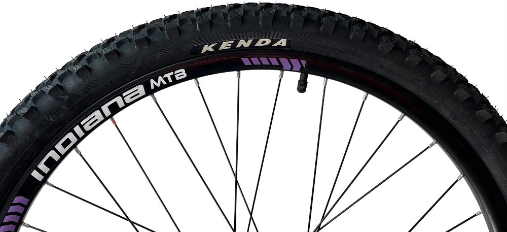 Rower górski MTB INDIANA X-Pulser 2.6 D17 26 cali damski Czarno-biało-fioletowy ola rozmiar 26 cali latwiej pokonac przeszkody wiekszy kontakt kola z podlozem szerokie opony marki KENDA dobra przyczepnosc dwusciankowe obrecze zachowanie regularnego ksztaltukol stabilne trzymanie opony bezpieczna komfortowa jazda regularne sprawdzanie cisnienia powietrza wartosc na bocznej czesci opony