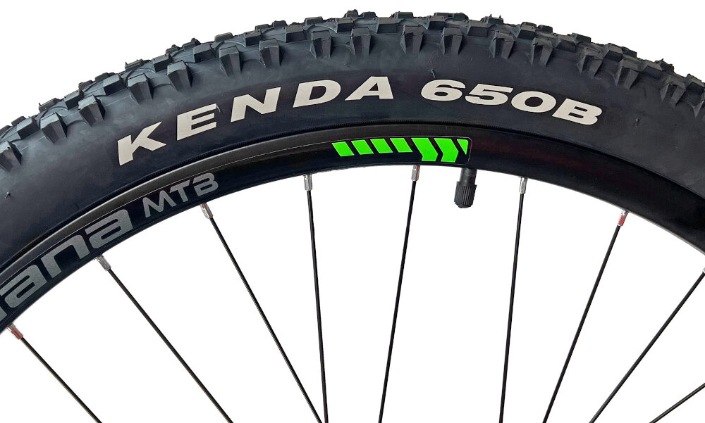 Rower górski MTB INDIANA X-Pulser 3.7 M21 27.5 cala męski Czarno-grafitowo-zielony kola 27,5 cala duze latwiej pokonac przeszkody wiekszy kontakt kola z podlozem szeroki opony marki KENDA gleoki bieznik osadzone an dwusciankowych obreczach dobra przyczepnosc regularne sprawdzanie cisnienia powietrza wartosc na bocznej czesci opony