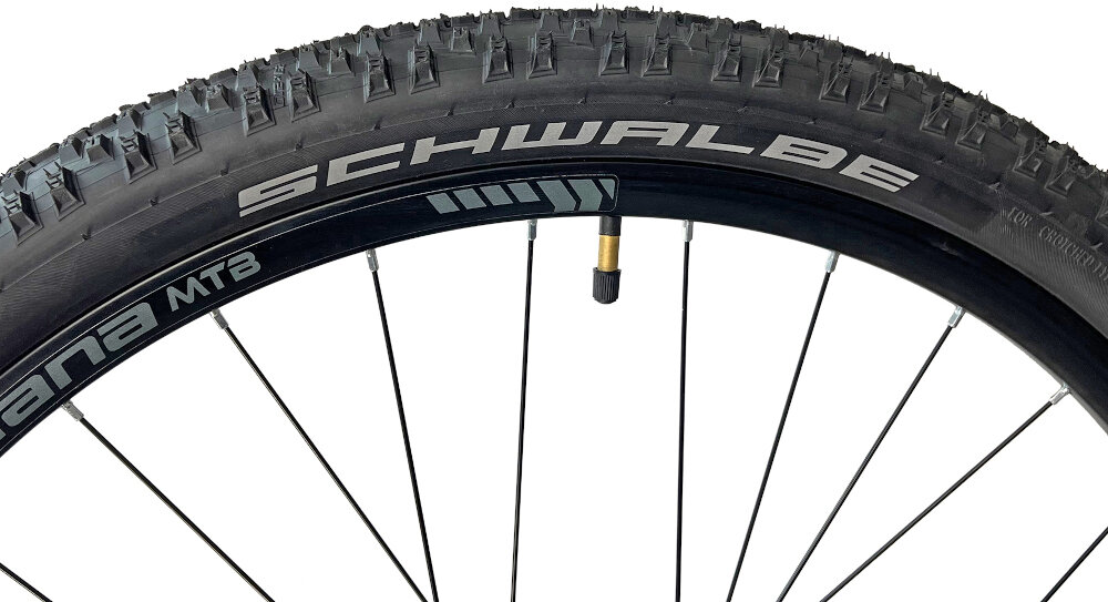 Rower górski MTB INDIANA X-Pulser 5.9 M21 29 cali Czarno-grafitowy kola rozmiar 29 cali latwiej pokonac rozne przeszkody szerokie oponymarki SCHWALBE gleboki bieznik dobra przyczepnosc dwusciankowe obrecze zachowanie regularnego ksztaltu kol stabilne trzymanie opony bezpieczna komfortowa jazda regularne sprawdzanie cisnienia powietrza wartosc na bocznej czesci opony