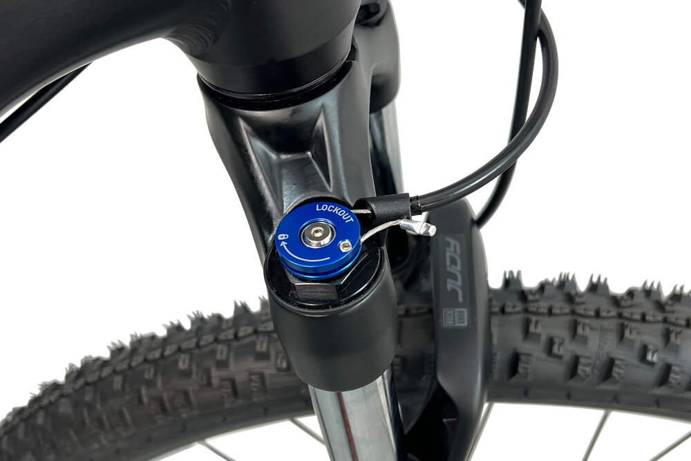 Rower górski MTB INDIANA X-Pulser 5.9 M21 29 cali Czarno-grafitowy rower typu hardtail przedni amortyzator marki ROCK SHOX typ JUDY TX RMT 29 ulatwia najezdzanie na przeszkody niweluje wstrzasy na kierownicy niska masa roweru duza sztywnosc regulacja za pomoca sprezyny obsluga za pomoca manetki uchwyt na ramie do mocowania bidonu