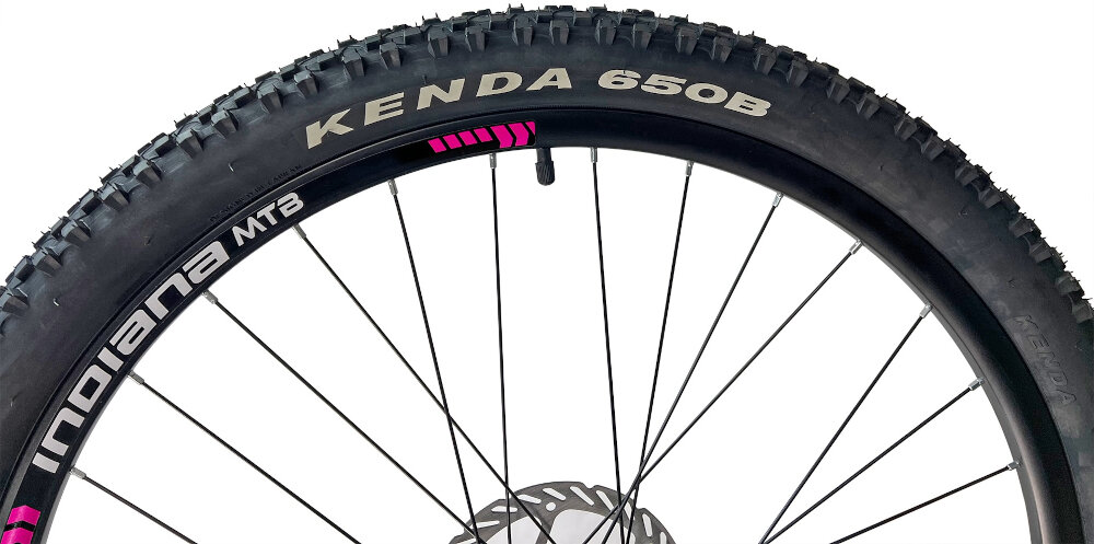 Rower górski MTB INDIANA X-Pulser 3.7 D15 27.5 cala damski Czarno-różowy kola rozmiar 27,5 cali latwiej pokonac rozne przeszkody wiekszy kontak kola z podlozem szeroki opony marki KENADA gleboki bieznik dwusciankowe obrecze dobra przyczepnosc regularne sprawdzanie cisnienia powietrza wartosc na bocznej czesci opony