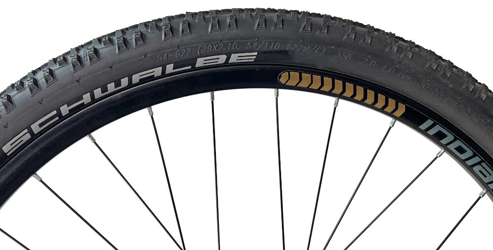 Rower górski MTB INDIANA X-Pulser 6.9 M21 29 cali męski Czarno-brązowy kola rozmiar 29 cali latwiej pokonac przeszkody wiekszy kontakt kola z podlozem opony marki SCHWALBE gleboki bieznik dobra przyczepnosc regularne sprawdzanie cisnienia powietrza wartosc na bocznej czesci opony