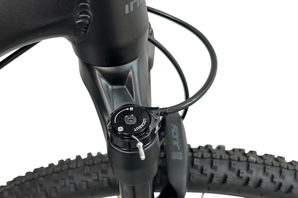 Rower górski MTB INDIANA X-Pulser 6.9 M21 29 cali męski Czarno-brązowy rower typu hardtail przedni amortyzator marki ROCK SHOX typ JUDY 29 Air Pop Lock ulatwia najezdzanie na przeszkody niweluje wstrzasy na kierownicy niska masa roweru duza sztywnosc regulacja za pomoca powietrznej spreyny