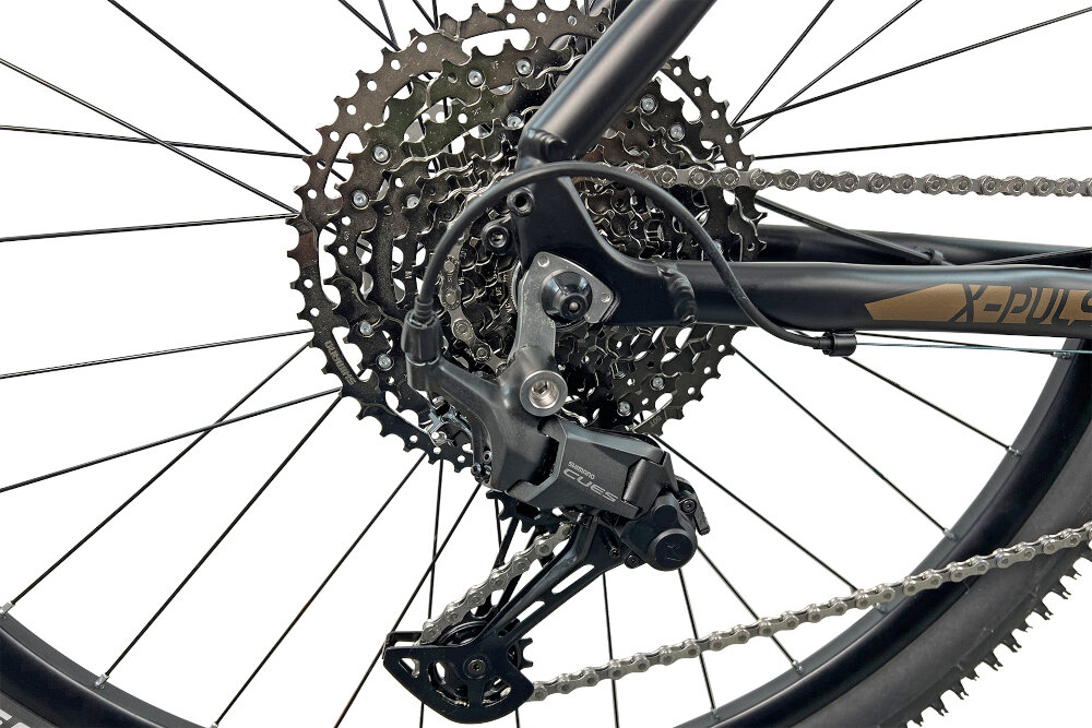 Rower górski MTB INDIANA X-Pulser 6.9 M23 29 cali męski Czarno-brązowy tylna przerzutka SHIMANO CUES naped SHIMANO CUES niewiarygodnie plynna niezawodna zmiana przelozen wytrzymalosc lacznie 11 przelozen