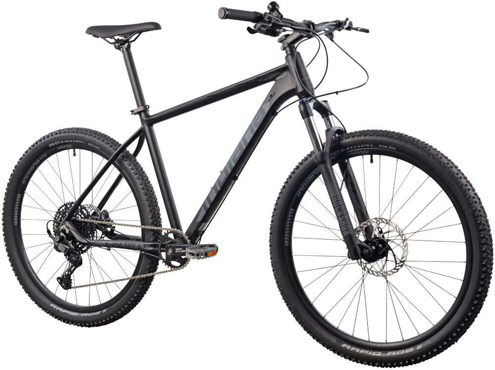 Rower górski MTB INDIANA X-Pulser 6.7 M19 27.5 cala męski Czarno-grafitowy popularny goral dla sportowcow do jazdy wyczynowej uniwersalny dla kazdego amatora pojazd zwrotny latwo wchodzi w zakrety do jazdy w miescie poza miastem w lesie na latwym i trudnym szlaku gorskim w niezbyt grzaskim blocie nie za glebokim piachu