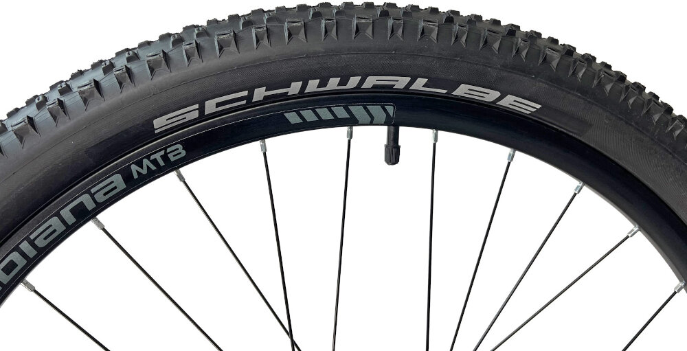Rower górski MTB INDIANA X-Pulser 6.7 M21 27.5 cala męski Czarno-grafitowy  kola rozmiar 27,5 cali latwe pokonywanie przeszkod szeroki opony marki SCHWALBE gleboki bieznik dobra przyczepnosc dwusciankowe obrecze zachowanie regularnego ksztaltu w kol stabilne trzymanie opony bezpieczna komfortowa jazda regularne sprawdzanie cisnienia powietrza wartosc na bocznej czesci opony