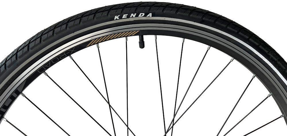 Rower trekkingowy INDIANA X-Road 3.0 M23 28 cali Apse męski Brązowo-czarny rozmiar kola 28 cali latwe pokonywanie przeszkod szerokie opony marki KENDA dobra przyczepnosc dwusciankowe obrecze zachowanie regularnego ksztaltu kol stabilne trzymanie opony bezpieczna komfortowa jazda regularne sprawdzanie cisnienia powietrza wartosc na bocznej czesci opony